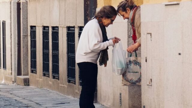 Imagen ilustrativa de personas en situación de vulnerabilidad; no representa un centro concreto