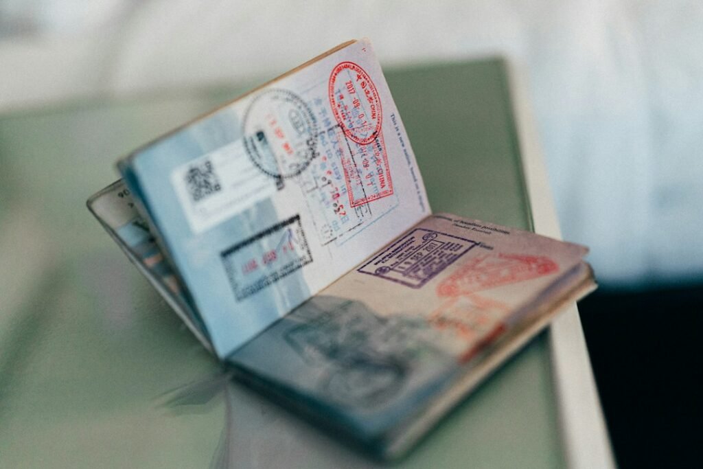 Documentos de oficina sobre una mesa, relacionados con trámites administrativos de regularización