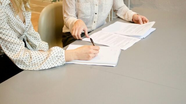 Personas revisando documentación para preparar una reclamación administrativa