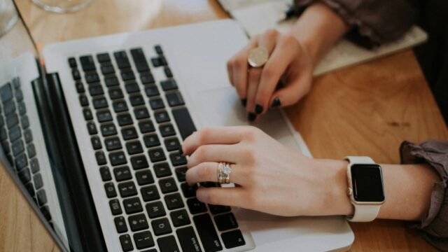 مساحة عمل وحاسوب محمول للبحث عن عروض العمل في كتالونيا