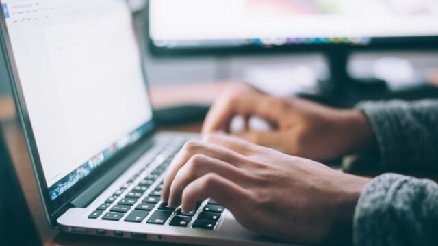 شخص يستخدم حاسوبا محمولا للبحث عن فرص العمل في نافارا